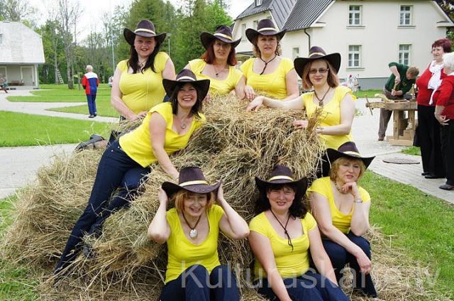Amatas kultūras centra līnijdeju grupa''Country girls''